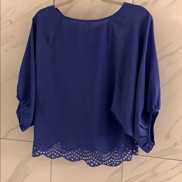 Woman’s blouse - Picture 2 of 3